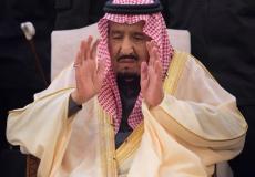 خادم الحرمين يؤدي صلاة الميت على الأمير طلال بن عبد العزيز
