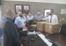 محافظ الخليل يسلّم مدراء المستشفيات أجهزة التنفس الاصطناعي