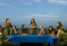 شيخ بحريني معجب بصورة فنية لمجندات اسرائيليات