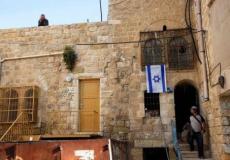 مستوطنون يحتلون منزلا في البلدة القديمة بمدينة الخليل.jpg