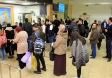 مسافرون عبر معبر الكرامة