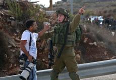 الاحتلال يعتدي على صحفي فلسطيني -ارشيف-