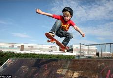 طفل يتزلج بنصف جسد