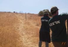 مستوطنون يسيجون أراضي- أرشيفية