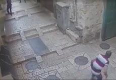  لحظة وقوع عملية الطعن في القدس صباح اليوم