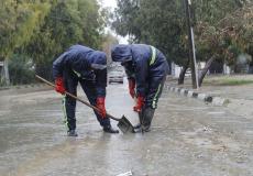 بلدية غزة تواصل معالجة آثار المنخفض الجوي