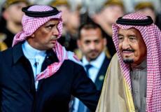 الملك سلمان برفقة حارسه عبد العزيز الفغم