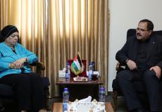 وزير التربية والتعليم صبري صيدم  مع رئيسة الاتحاد النسائي العربي بالبيرة منتهى جرار 