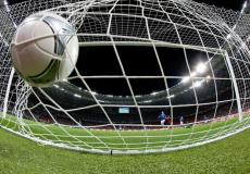 هدف من منتصف الملعب