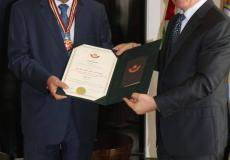 اشتية يمنح وسام نجمة القدس للسفير الجزائري في مصر محمد العرباوي