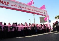 مسيرة وردية على شاطئ بحر غزة للتوعية بسرطان الثدي