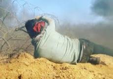 شاب فلسطيني يقص السياج الفاصل شرق غزة - أرشيفية