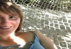  سارة كينغهورن سيدة تجني آلاف الدولارات مقابل عملها في رعاية الأطفال