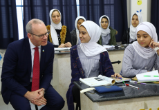 وزير خارجية إيرلندا يلتقي طلبة الأونروا في جباليا شمال قطاع غزة