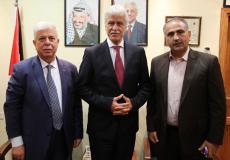 عورتاني يبحث مع الآغا آليات استقدام معلمين للعمل في المدرسة الفلسطينية في قطر 