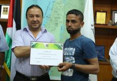 بلدية غزة تكرم 3 موظفين لأمانتهم وإخلاصهم في العمل