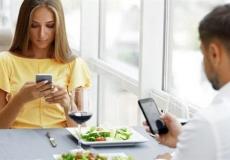 استخدام الهاتف أثناء الطعام