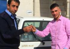 مواطن يسلم مركبته غير القانونية للشرطة في طولكرم