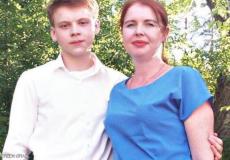 صورة الفتى الروسي ووالدته