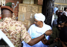 الرئيس السوداني المعزول عمر البشير يشارك في مراسم دفن والدته