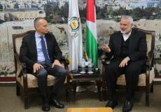 رئيس المكتب السياسي لحركة حماس إسماعيل هنية مع مبعوث الأمم المتحدة نيكولاي ملادينوف - ارشيفية