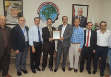 مركز الوفاء يكرم جمعية رجال الاعمال في غزة