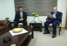 الزعنون خلال استقباله للسفير الكازخستاني اليوم