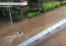 شاهد شاب يركب أمواج مياه الأمطار في ضواحي موسكو