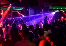 ملهى ليلي يتحول لحلبة مصارعة ويشهد إطلاق نار