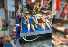 عارضة الأزياء التايوانية تبيع الأسماك برفقة والدتها