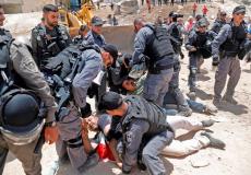 الخان الاحمر: الاحتلال يقمع ويضرب ويسحل الفلسطينيين