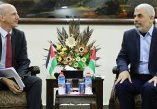 رئيس حركة حماس في قطاع غزة يحيى السنوار (يمين)، السفير السويسري جوليان توني