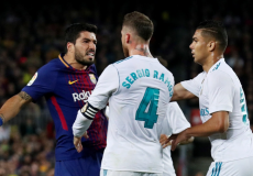 سواريز (يسار) خلال اشتباك معتاد مع قائد ريال مدريد راموس وكاسيميرو (يمين) يحاول فض الاشتباك 