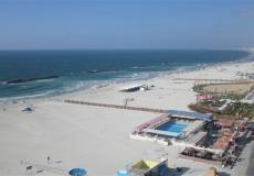 شاهد: رئيس وزراء يجمع قمامة أحد الشواطئ