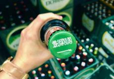 علم السعودية على أغطية منتجات كحولية