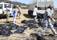 مسعفون ومنقذون يجمعون أشلاء ضحايا الطائرة الأثيوبية