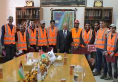 رئيس بلدية غزة يكرم عمال النظافة المميزين