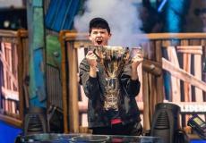 لحظة تتويج الفتى غيرسدورف في بطولة فورتنايت