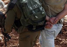 قوات الاحتلال تعتقل شابين من مدينة طولكرم