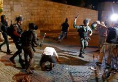 قوات الاحتلال تعتدي على الفلسطينيين قرب المسجد الأقصى