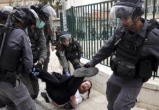 أفراد شرطة يعتقلون حريديا خرق تعليمات كورونا في حي "ميئا شعاريم" بالقدس، نهاية الشهر الماضي 