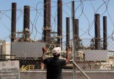 مواطن ينظر إلى محطة توليد الكهرباء الوحيدة في قطاع غزة