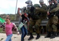 صورة لجنود الاحتلال تعتدي على الأطفال