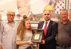 تكريم  د. فايز أبو عيطة  القائم  بأعمال  وزارة الإعلام  للأسيرة  المحرر عهد  التميمي