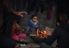 عائلة فقيرة من غزة تحتمي من برد الشتاء - ارشيف