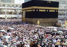 حجاج يطوفون حول الكعبة المشرفة