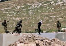 الاحتلال يطلق النار على فتىً معصوب العينين ومكّبل اليدين