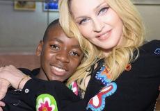 المغنية الشهيرة مادونا وابنها 