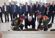 الرئيس محمود عباس يضع اكليلا من الزهور على ضريح الرئيس الشهيد عرفات بحضور أعضاء اللجنة التنفيذيةالجدد