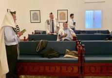 جيسون غرينبلات يصلي داخل كنيس يهودي في البحرين